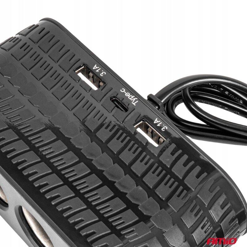 Czarny rozdzielacz gniazda zapalniczki z trzema portami USB oznaczonymi jako 3.1A i jednym portem typu C oznaczonym jako TYPE-C. Na produkcie widoczne jest logo \'AMiO\'.
