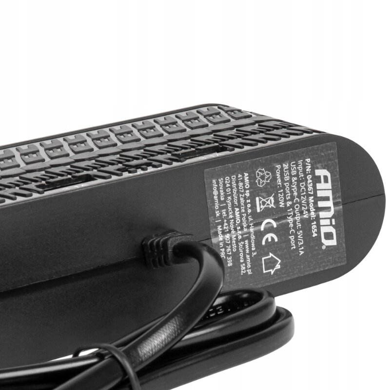 Na obrazie widoczny jest czarny rozdzielacz gniazda zapalniczki z etykietą zawierającą tekst: \'AMiO Model: 1654, Input: DC 12V-24V, USB Output: 5V/1A, 2 USB port, 1 Type-C port, Power: 120W\'.
