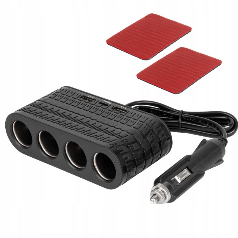 Czarny rozdzielacz gniazda zapalniczki z czterema otworami i dwoma portami USB, obok dwa czerwone prostokątne elementy. Urządzenie posiada kabel zakończony wtyczką do gniazda zapalniczki.