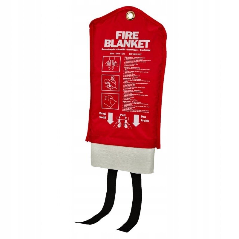 Czerwony koc gaśniczy z białym tekstem \'FIRE BLANKET\' oraz instrukcjami użycia i piktogramami. Widoczne są czarne paski do wyciągania koca oraz metalowe oczko do zawieszenia.