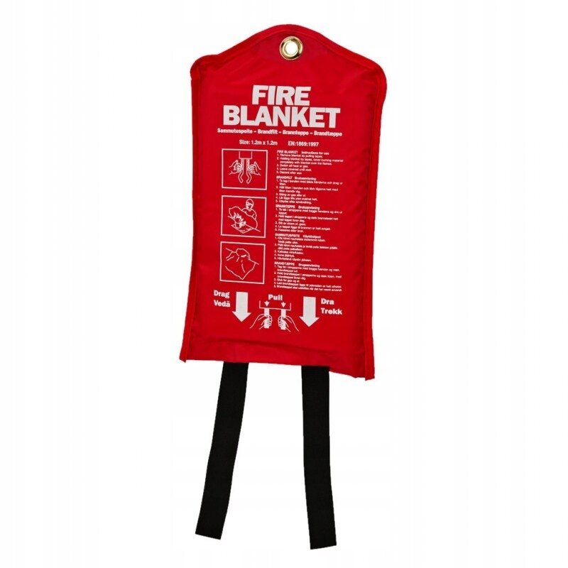 Czerwony koc gaśniczy z białym napisem \'FIRE BLANKET\' oraz instrukcjami użycia i rysunkami. Posiada dwa czarne paski do wyciągania oraz metalowe oczko na górze.