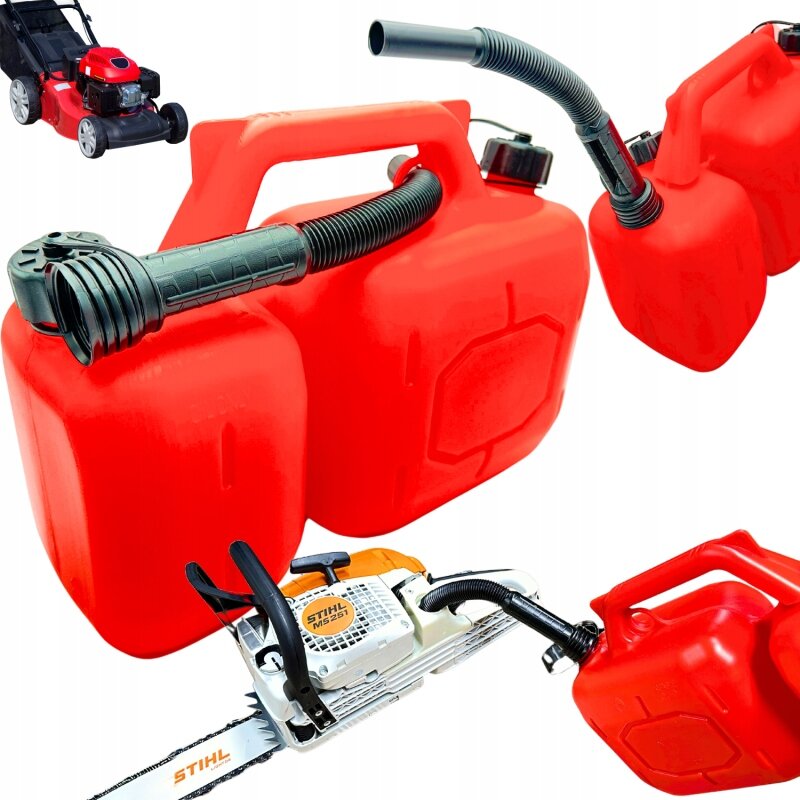 Na obrazie widoczne są czerwone kanistry z elastycznymi wężykami, a w tle znajduje się kosiarka i piła łańcuchowa z napisem \'STIHL MS 251\'.
