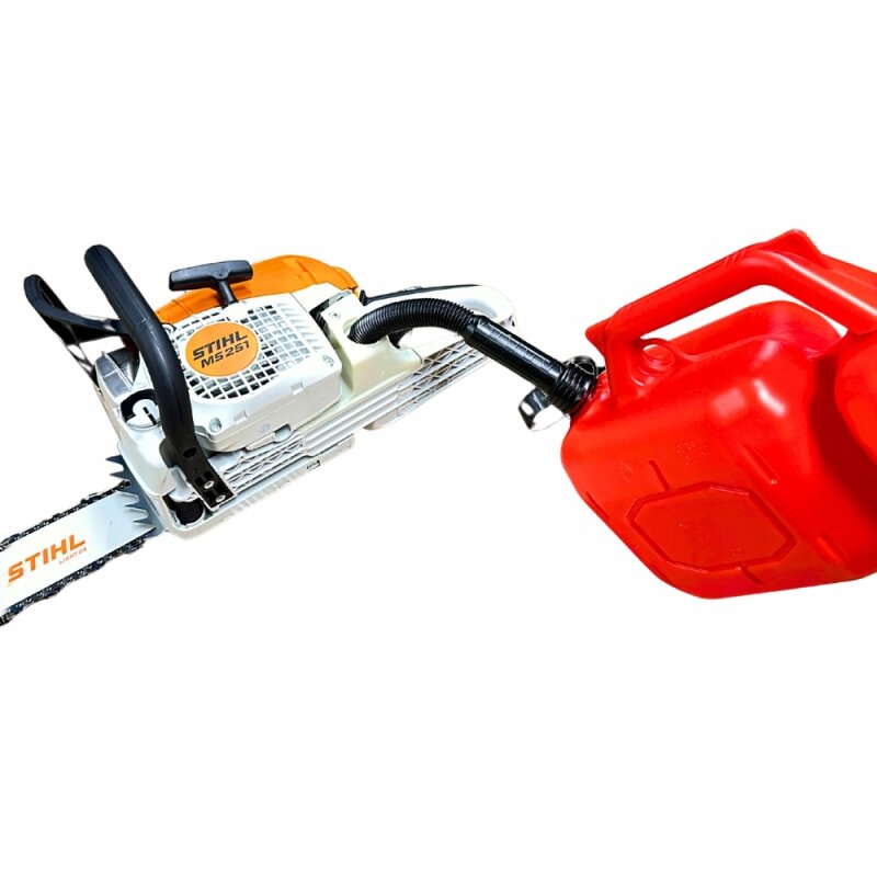 Na obrazie widoczna jest piła łańcuchowa z napisem \'STIHL MS251\' oraz czerwony kanister z wężykiem do nalewania paliwa.