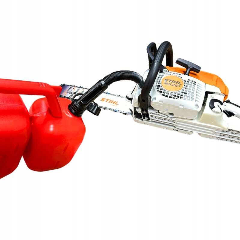 Na obrazie widoczna jest piła łańcuchowa z napisem \'STIHL MS 251\' oraz czerwony kanister dwukomorowy z wężykiem do nalewania paliwa. Piła i kanister są połączone wężykiem, a na prowadnicy piły widoczny jest napis \'STIHL\'.
