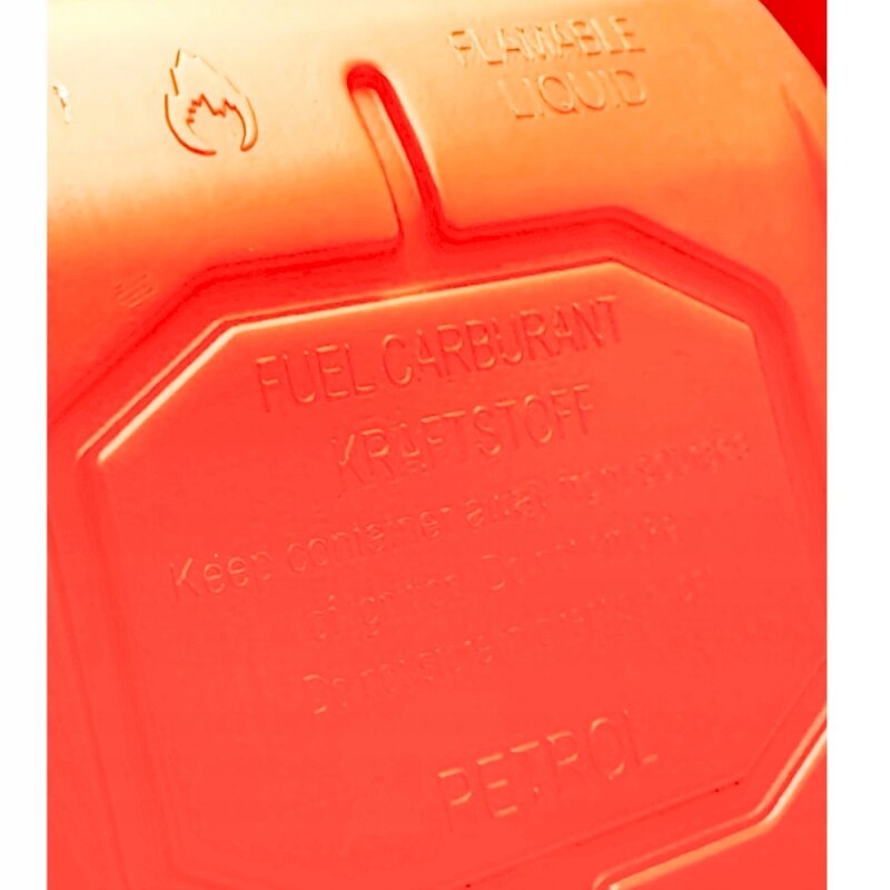 Czerwony kanister z widocznymi napisami: \'FLAMMABLE LIQUID\', \'FUEL CARBURANT KRAFTSTOFF\', \'PETROL\'. Obok znajduje się symbol płomienia.