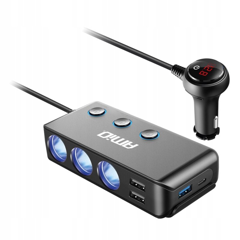 Na obrazie widoczny jest rozgałęziacz gniazda zapalniczki z trzema okrągłymi portami, dwoma portami USB oraz wyświetlaczem cyfrowym na wtyczce. Na urządzeniu znajduje się logo \'AMiO\'.