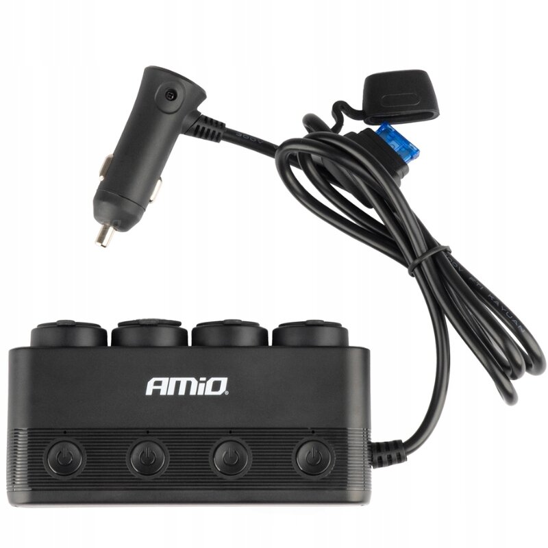 Czarny rozgałęziacz gniazda zapalniczki z czterema portami i wtyczką do samochodu. Na urządzeniu widoczne jest logo \'AMiO\'.