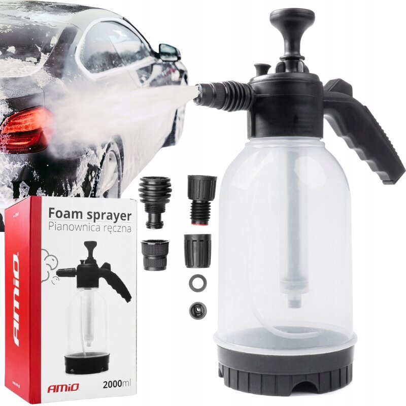 Na obrazie widoczna jest ręczna pianownica ciśnieniowa z przezroczystym zbiornikiem i czarnymi elementami, obok której znajduje się pudełko z napisem \'Foam sprayer Pianownica ręczna\' oraz logo \'AMiO\'. W tle widać samochód pokryty pianą, a obok pianownicy znajdują się różne akcesoria.