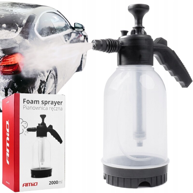 Na obrazie widoczny jest ręczny opryskiwacz ciśnieniowy z przezroczystym zbiornikiem i czarną rączką. Obok znajduje się pudełko z napisem \'Foam sprayer Pianownica ręczna AMiO 2000ml\', a w tle samochód pokryty pianą.