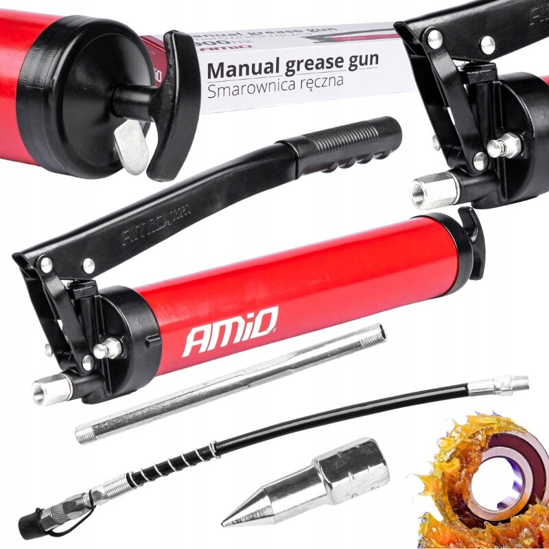 Na obrazie widoczna jest czerwona smarownica ręczna z napisem \'AMiO\' oraz \'Manual grease gun Smarownica ręczna\'. Obok znajdują się akcesoria, takie jak wąż i metalowe końcówki, a także smar.