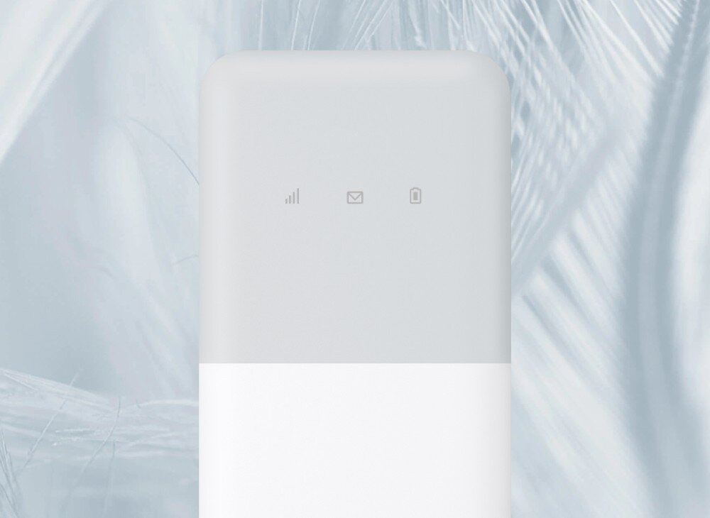 Router HUAWEI 4G Mobile Wi-Fi 5 E5586-326 Zbliżenie na górną część białego urządzenia. Na jasnym, półtransparentnym panelu widoczne są trzy ciemniejsze ikony informacyjne: zasięg sieci, koperta oznaczająca wiadomości oraz symbol baterii. W tle widać rozmyty motyw przypominający jasne pióra