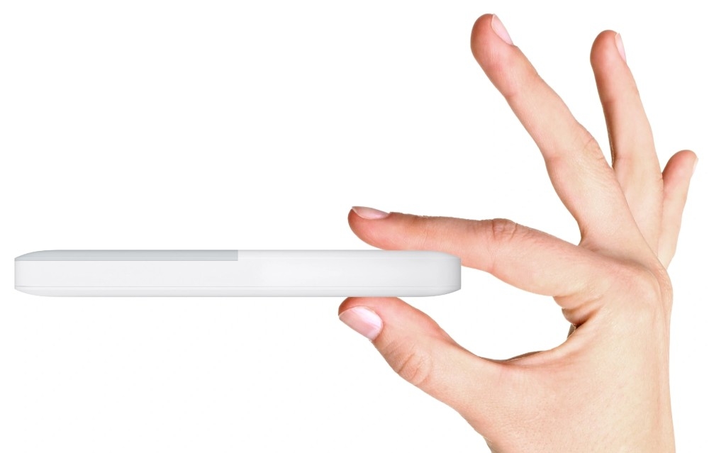 Router HUAWEI 4G Mobile Wi-Fi 5 E5586-326 Zdjęcie profilowe białego, bardzo cienkiego urządzenia trzymanego poziomo dwoma palcami dłoni: kciukiem i palcem wskazującym. Obraz podkreśla niewielką grubość i lekkość przedmiotu na białym tle