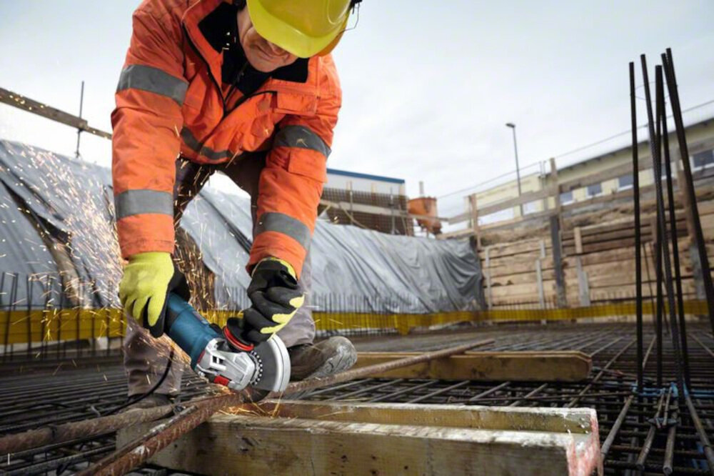 Szlifierka kątowa BOSCH GWS 13-125 CI Professional uchwyt można przykręcić z prawej lub lewej strony dla osób leworęcznych i praworęcznych system Vibration Control antywibracyjna rączka obniża poziom drgań o około 40%