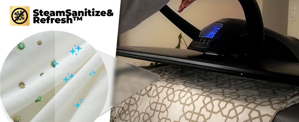 Obraz przedstawia system do prasowania z wyświetlaczem cyfrowym, na którym znajduje się tkanina z geometrycznym wzorem. Po lewej stronie widoczna jest grafika z tekstem \'SteamSanitize&Refresh™\' oraz ilustracja pokazująca efekty działania pary na tkaninę.