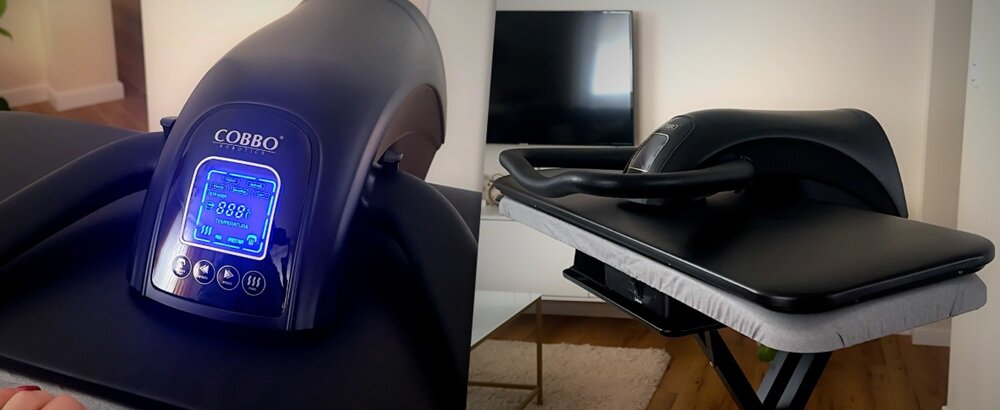 Na zdjęciu widoczny jest system do prasowania COBBO z wyświetlaczem pokazującym \'888\'. Urządzenie ma czarną obudowę i jest umieszczone na desce do prasowania w domowym wnętrzu.
