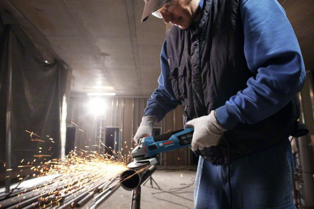 Szlifierka kątowa BOSCH 22-230 LVI silnik CHAMPION o mocy 2200 W maksymlana prędkość obrotowa do 6600 obr/min opancerzone uzbrojenie silnika chroni przed wnikaniem pyłu