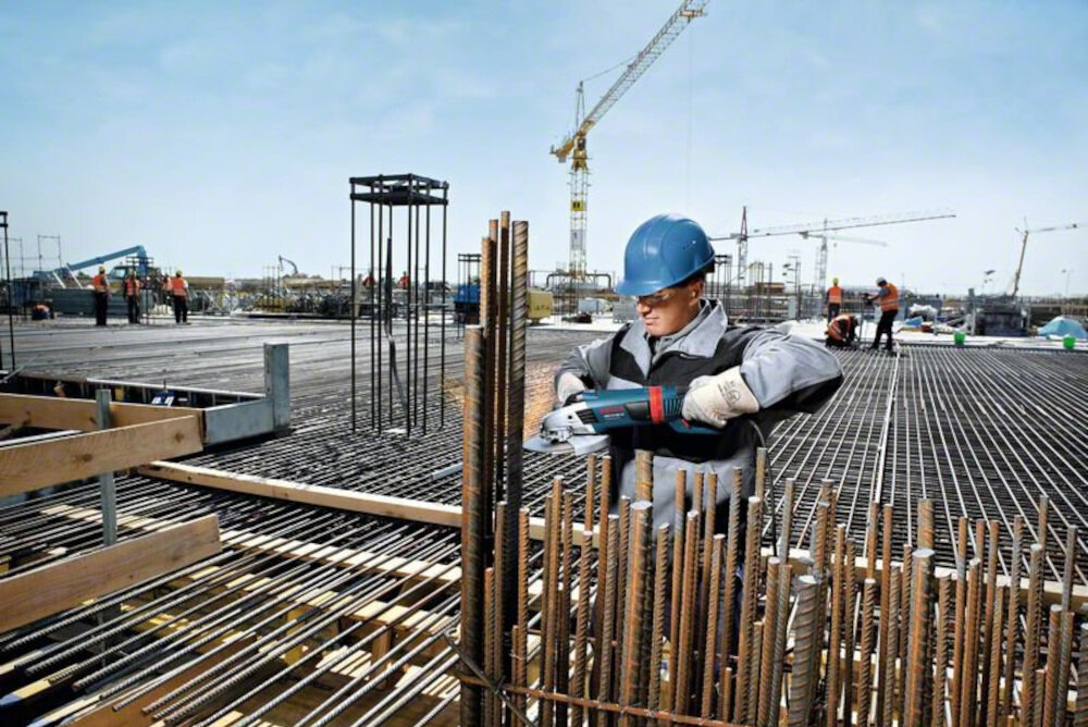 Szlifierka kątowa BOSCH GWS 22-230 LVI prosty uchwyt typu Softgrip pewny chwyt system Vibration Control antywibracyjna rączka obniża poziom drgań do 50%