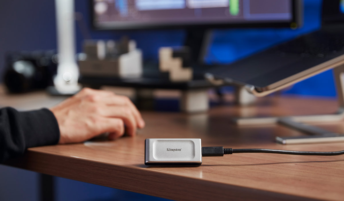 Kingston XS2000 reka