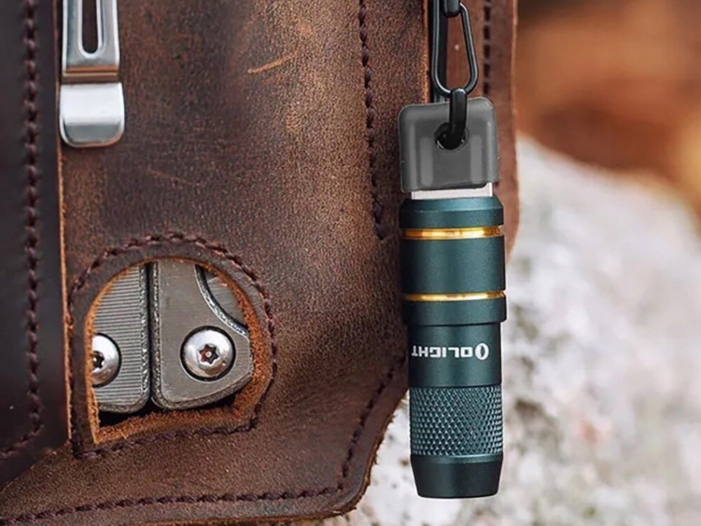 Latarka OLIGHT iMini 2 OL692272 Niebieski, światło, brelok, ergonomia, wygoda, Mini latarka Olight noszona przy plecaku, outdoor, przypięta do taśmy transportowej.