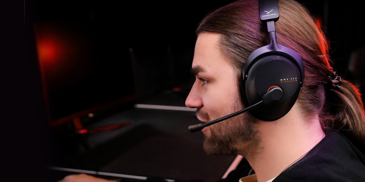  Słuchawki BEYERDYNAMIC MMX 230 - Precyzja dźwięku w grze, osoba z założonymi słuchawkami