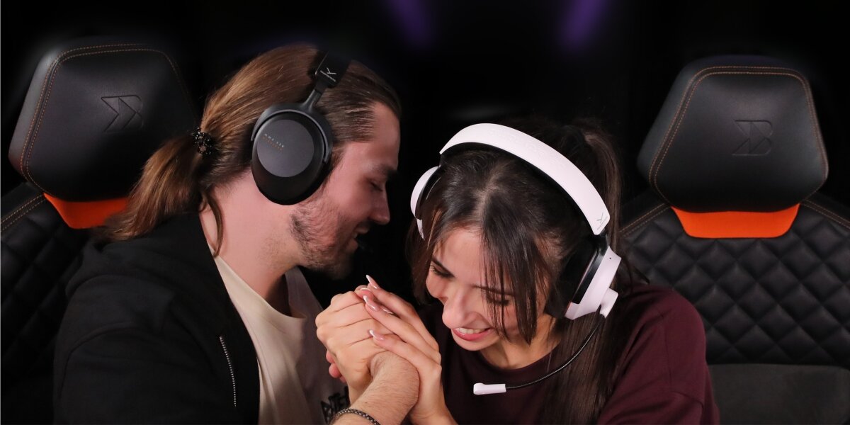  Słuchawki BEYERDYNAMIC MMX 230 - Przemyślana konstrukcja, składana konstrukcja, osoby z założonymi słuchawkami gamingowymi