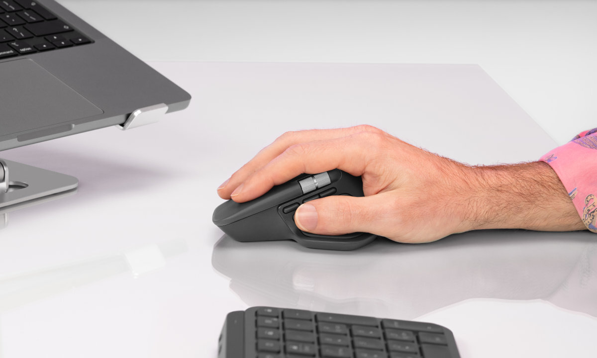 LOGITECH MX Master 4 MX Master 4 Bluetooth klucz USB-C Logi Bolt chipowi radiowemu antenie - mysz na jansym blacie
