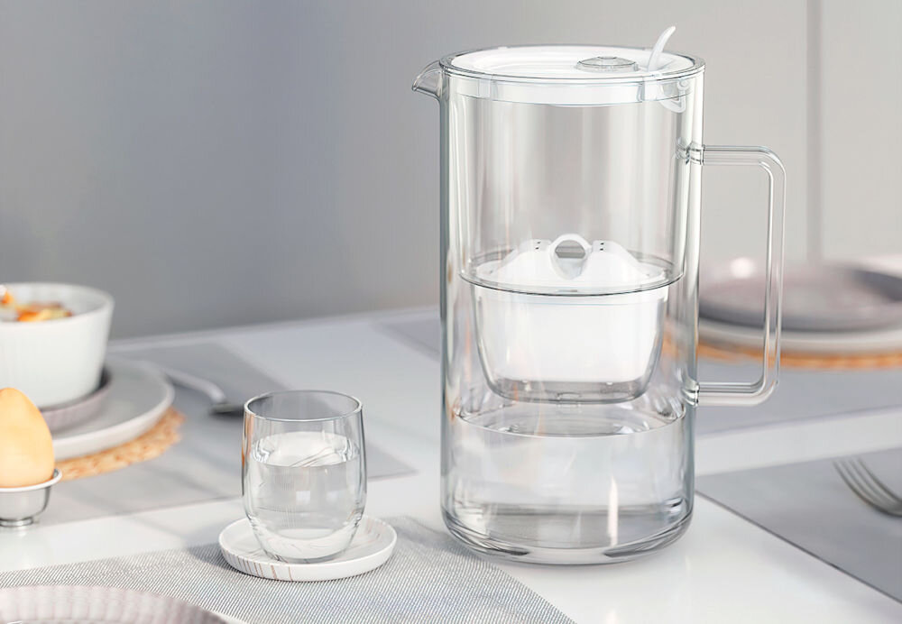Dzbanek filtrujący AQUAPHOR Glass Szary + wkład Maxfor+ MG dzbanek stoi na stole jedzenie filtr pokrywka szklanka na podstawce z wodą w środku wydajność do 200 litrów długotrwałe użytkowanie elegancki funkcjonalny wygodne rozwiązanie dobra jakość wody dbanie o zdrowie stylowy design skuteczne filtrowanie zawsze czysta woda codzienny nawyk wsparcie zdrowego trybu życia   