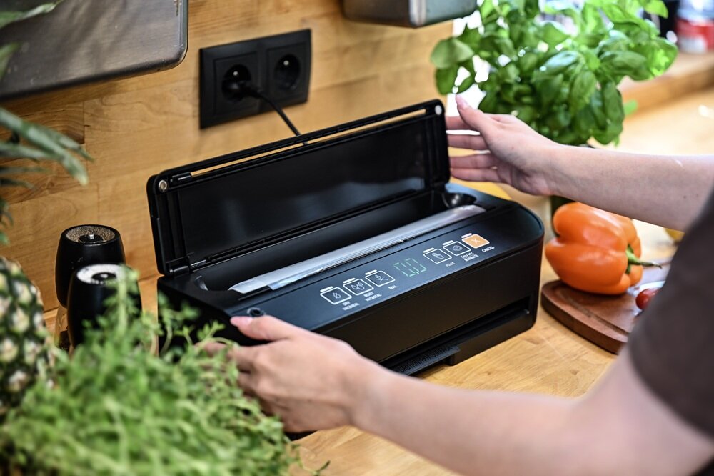 Zgrzewarka próżniowa KOHERSEN Matt Expert efektywne wykorzystanie produktów spozywczych, zachowanie porządku w lodówce, porcjowanie zakupów, pakowanie dań na wynos