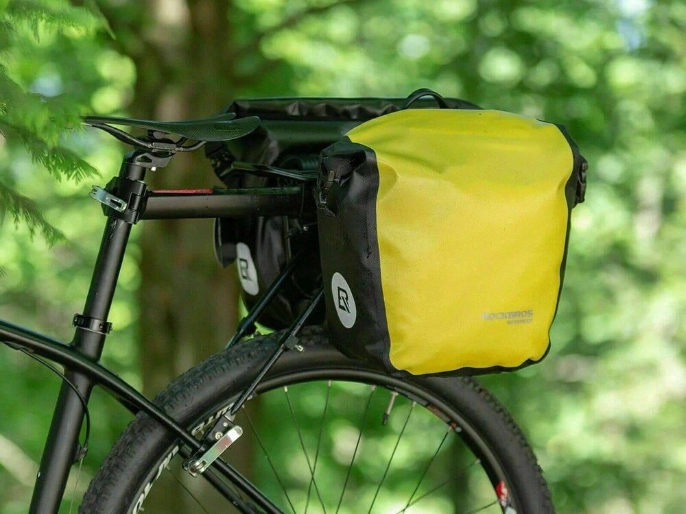 Sakwa rowerowa ROCKBROS AS-003-1Y Żółty, usztywnienie, stabilizacja, teren, wygoda, Para czarnych toreb zamocowanych na rowerze.