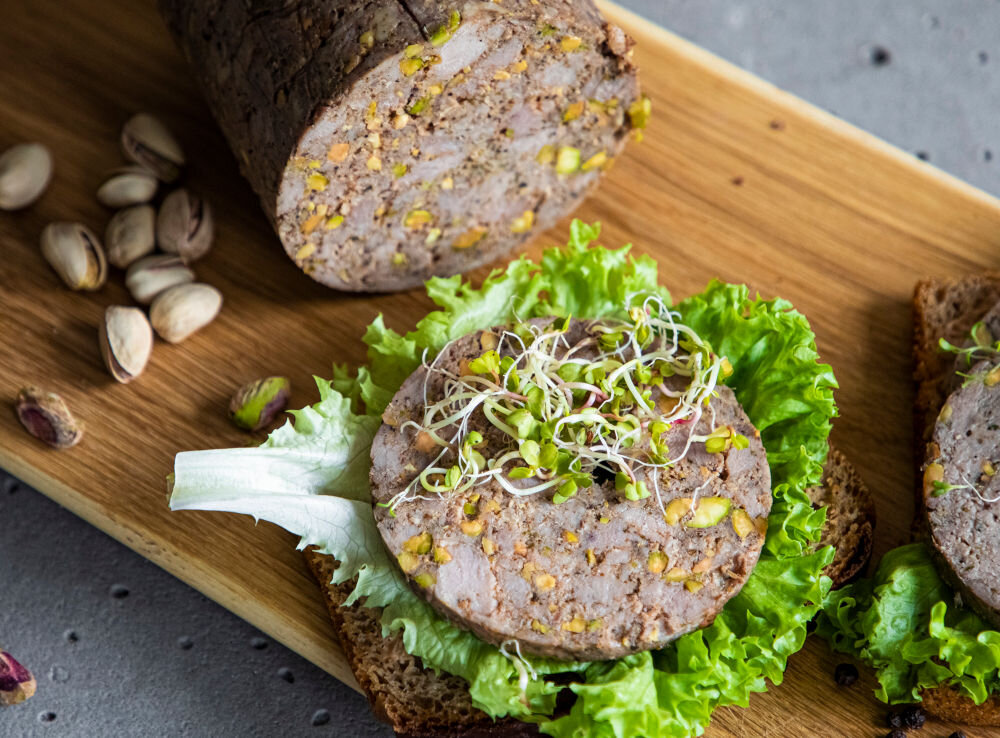 Szynkowar w płaszczu wodnym BROWIN 1,5kg 313016 pojemność 1,5 l przyrządzanie różnych dań klasyczne wędliny rolady pasztety wegańskie kompatybilny z większością kuchenek łatwe utrzymanie w czystości możliwość mycia w zmywarce 