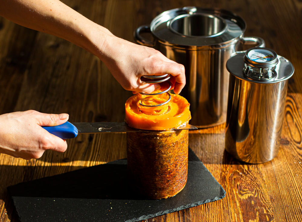 Szynkowar w płaszczu wodnym BROWIN 1,5kg 313016 prosty w obsłudze pyszne domowe potrawy wybrać składniki umieszczenie w woreczku włożenie do szynkowaru szybki bezproblemowy proces 