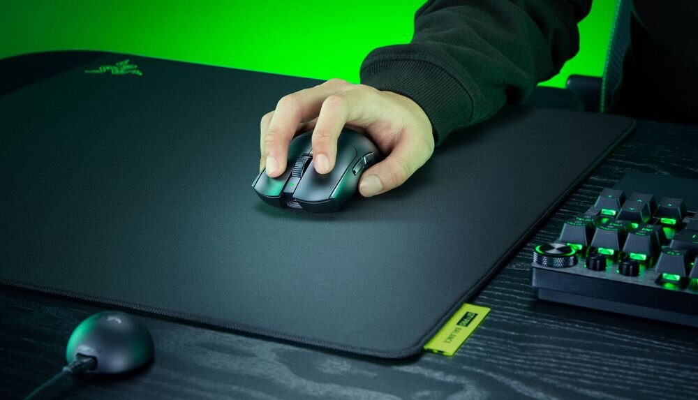 RAZER Viper V4 Pro Obudowa wytrzymałego tworzywa zachowuje stabilność - mysz na podkładce, używana przez osobę
