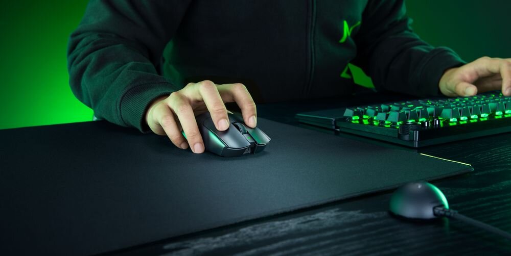 RAZER Viper V4 Pro Akumulator o pojemności 306 mAh 180 godzin 1000 Hz 8000 Hz 45 godzin - mysz na podkładce trzymana przez męzczyznę