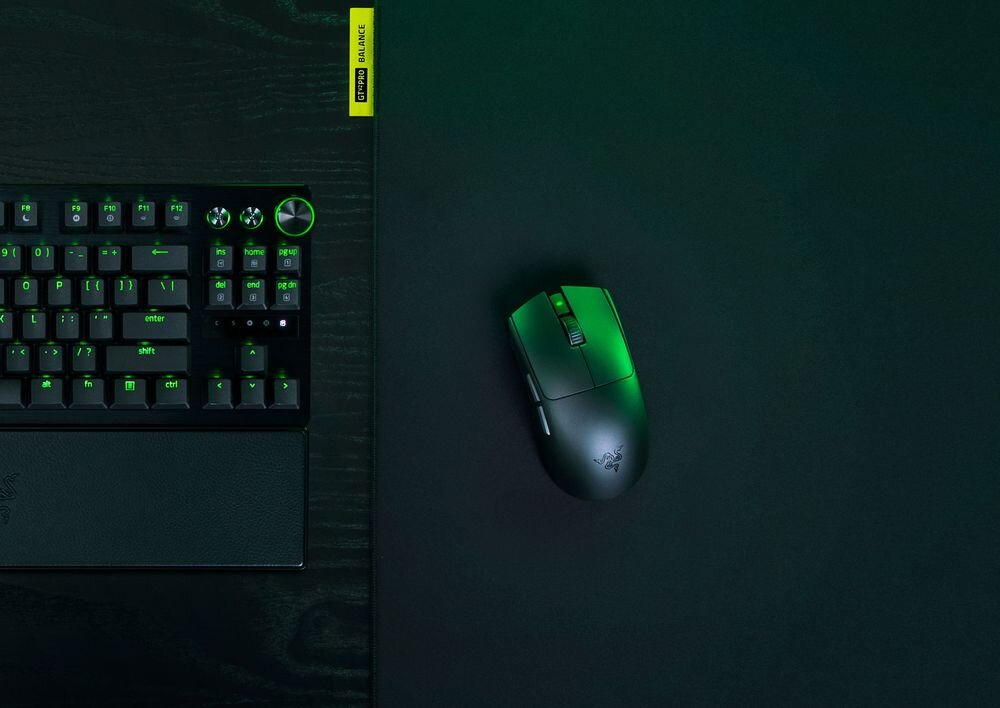 RAZER Viper V4 Pro 6 przycisków przypisać funkcje zgodnie z własnymi potrzebami - mysz na podkładce, obok klawiatura