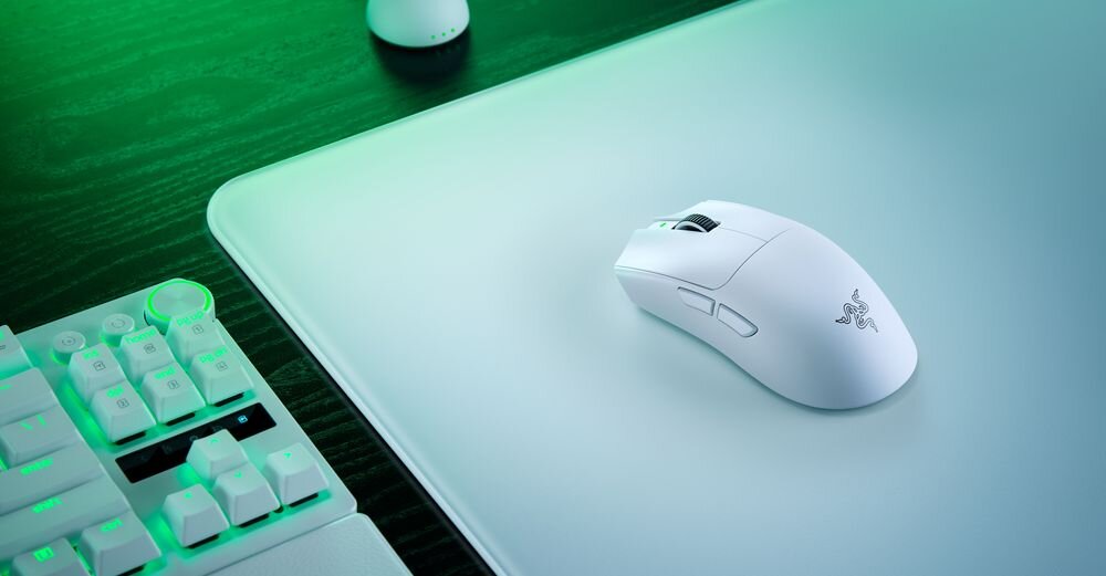 RAZER Viper V4 Pro RAZER Viper V4 Pro bezprzewodowa mysz gamingowa wysokiej kontroli i płynności działania - mysz na podkładce, obok klawiatura