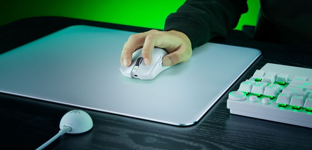RAZER Viper V4 Pro Obudowa wytrzymałego tworzywa zachowuje stabilność - mysz na podkładce, używana przez osobę