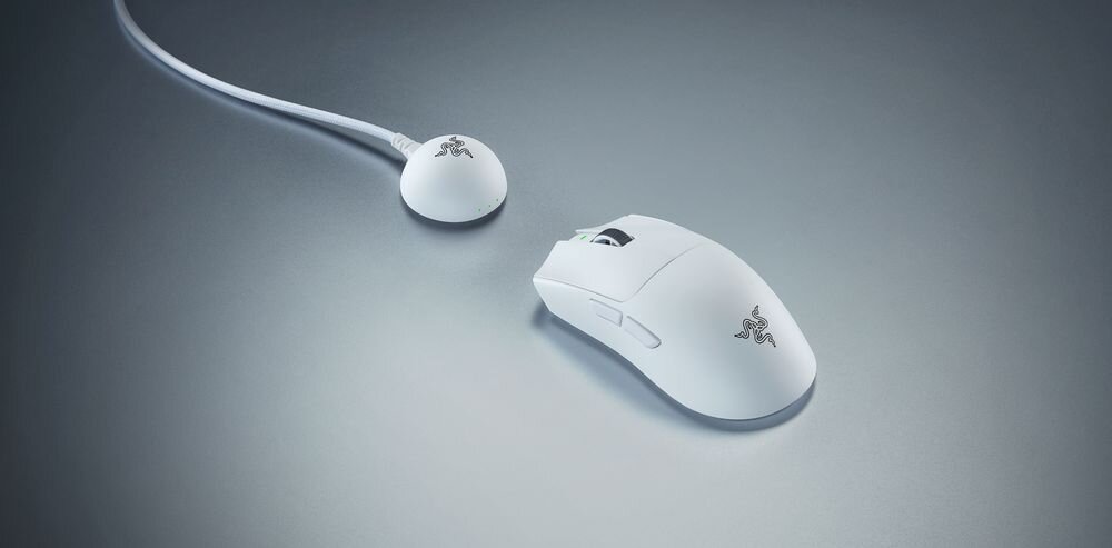 RAZER Viper V4 Pro przewód USB-A do USB-C długości 1,89 m, ładowanie trybie przewodowym - mysz z odbiornikiem na jasnym tle