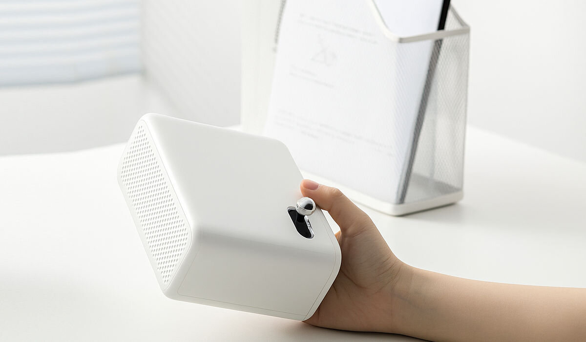 Projektor WANBO Mini Pro WPE01 Android 9.0 aplikacje YouTube Netflix, osoba trzymająca pojektor w ręku