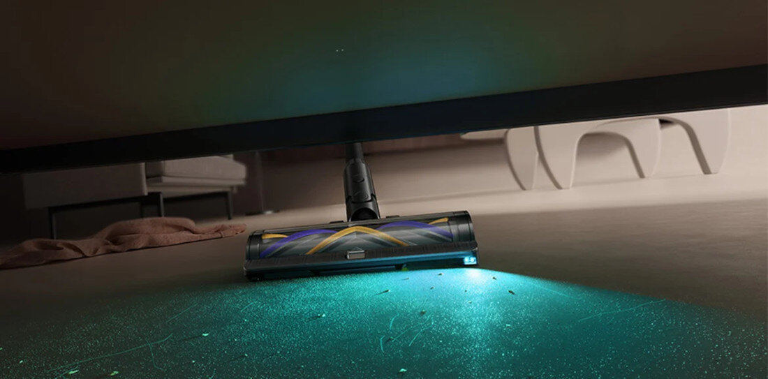 Odkurzacz DREAME Z30 Slim widoczność kurzu Podświetlenie LED 140° dokładnie sprzątasz listwy, szczeliny i trudno dostępne miejsca zdjęcie lifestyle zdjęcie lifestyle czyszczenie pod komodą z podświetleniem