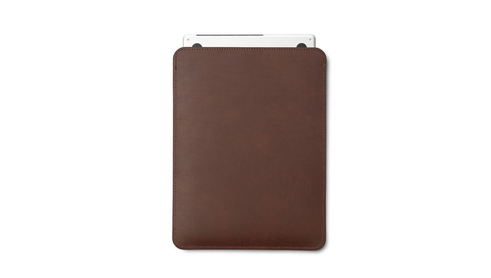 Ciemnobrązowe etui na laptopa z widocznym fragmentem urządzenia wystającym z góry.