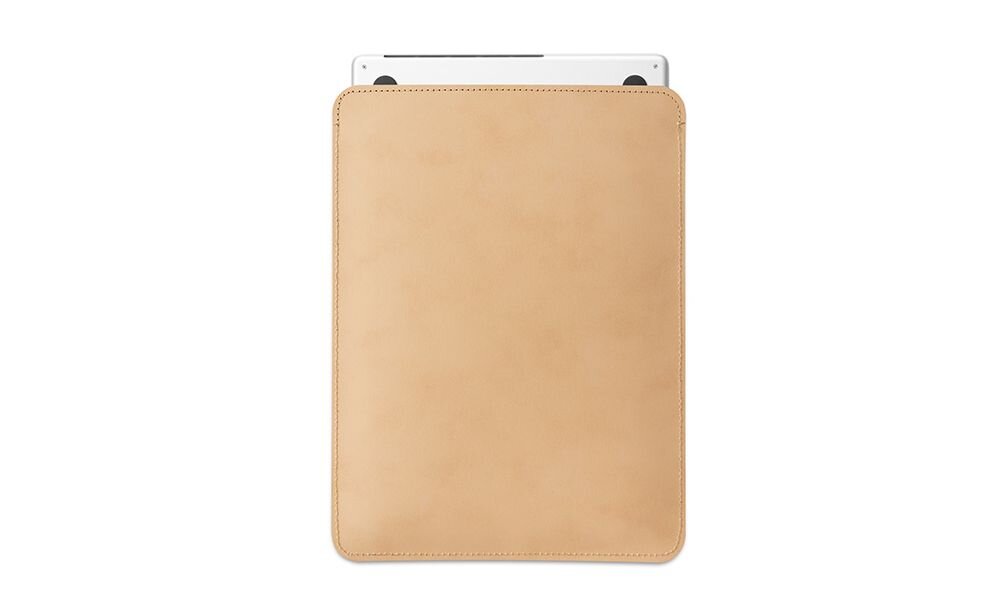 Beżowe etui na laptopa z widoczną częścią urządzenia wystającą z góry. Etui ma prostokątny kształt i gładką powierzchnię.