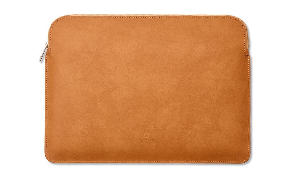 Jasnobrązowe etui na laptopa z zamkiem błyskawicznym, wykonane z gładkiego materiału. Na środku widoczne jest wytłoczone logo producenta.