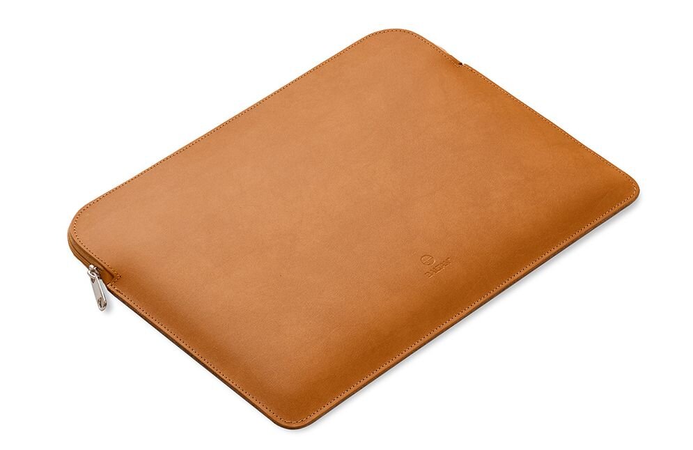 Jasnobrązowe etui na laptopa z zamkiem błyskawicznym i subtelnym logo na powierzchni.