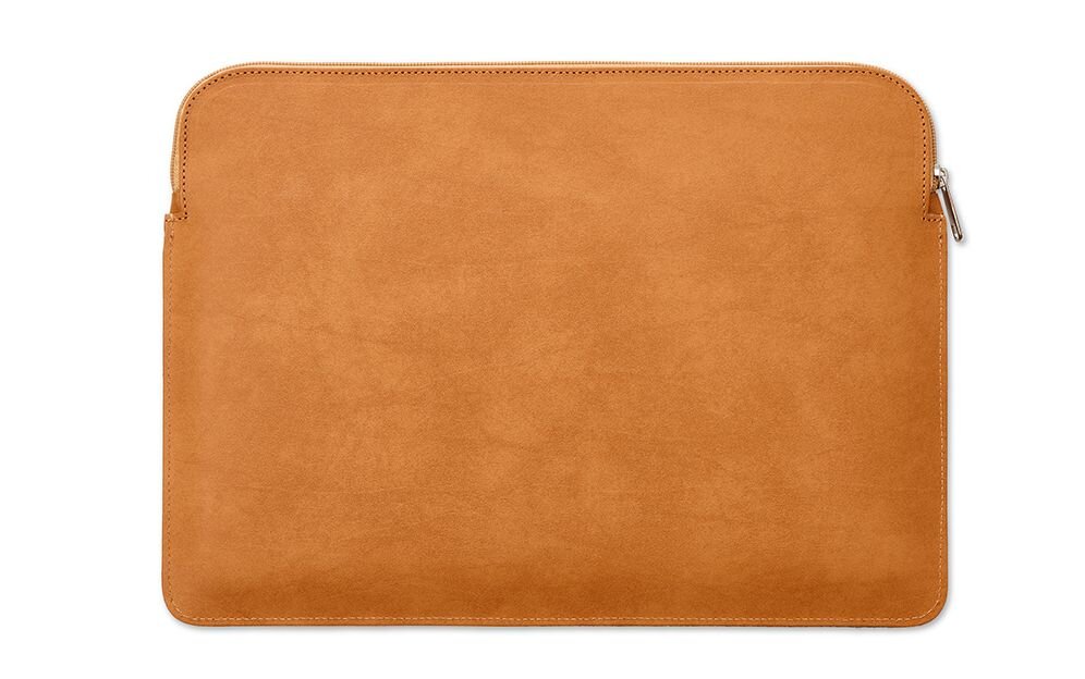 Jasnobrązowe etui na laptopa z zamkiem błyskawicznym w górnej części. Powierzchnia jest gładka i jednolita.