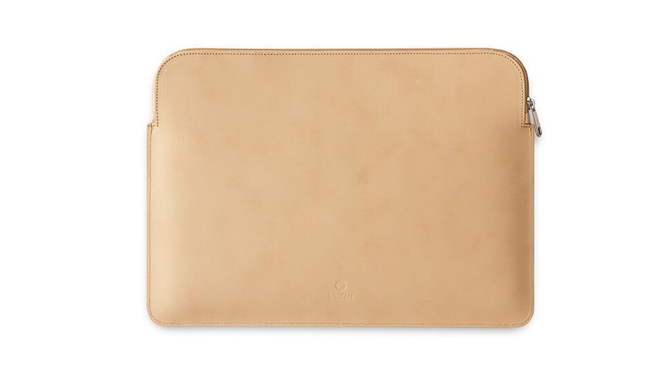 Beżowe etui na laptopa z zamkiem błyskawicznym na górze, wykonane z gładkiego materiału. Na środku widoczne jest logo producenta.