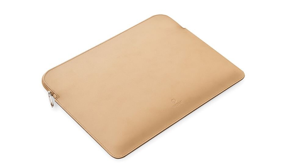 Beżowe etui na laptopa z zamkiem błyskawicznym, wykonane z gładkiego materiału. Na środku widoczne jest wytłoczone logo producenta.