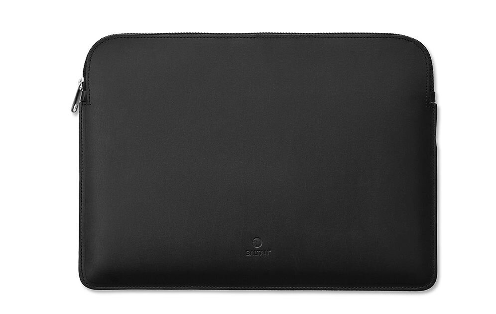 Czarne etui na laptopa z zamkiem błyskawicznym, na środku widoczne logo z napisem \'BALTAN\'.