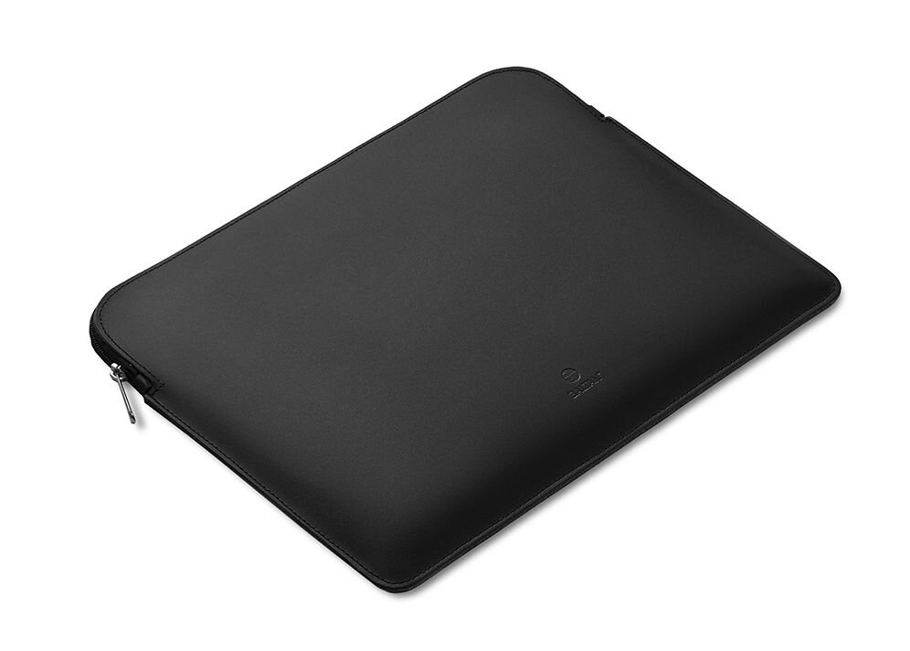 Czarne etui na laptopa z zamkiem błyskawicznym, wykonane z gładkiego materiału. Na powierzchni widoczne jest subtelne logo producenta.