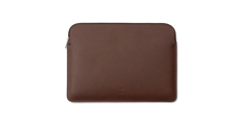 Ciemnobrązowe etui na laptopa z zamkiem błyskawicznym, wykonane z gładkiego materiału. Na środku widoczne jest logo producenta.
