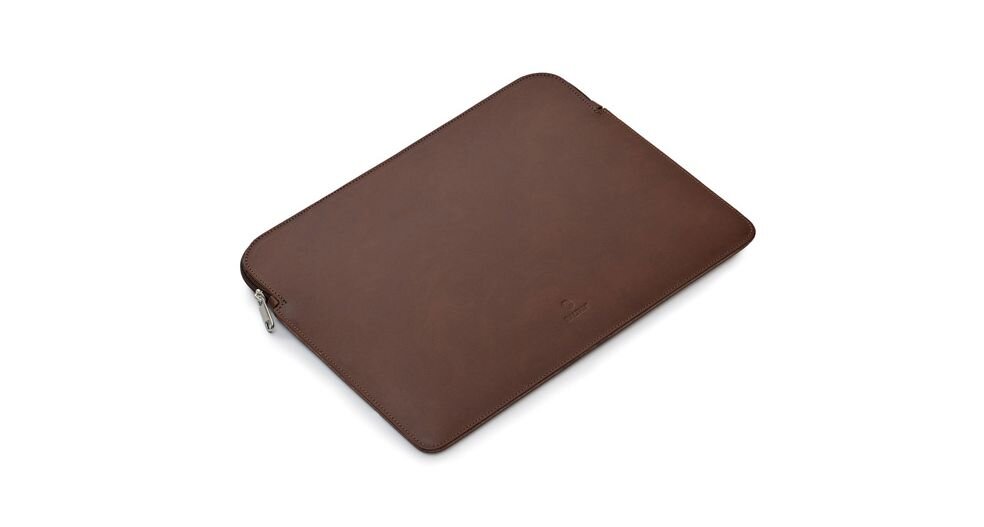 Ciemnobrązowe etui na laptopa z zamkiem błyskawicznym, wykonane z gładkiego materiału. Na środku widoczne jest subtelne logo producenta.